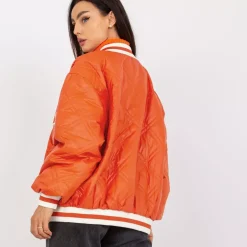 By Clara Kylie bombertakki oranssi