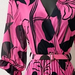 Elle Lisa kuvioitu mekko vyöllä pinkki