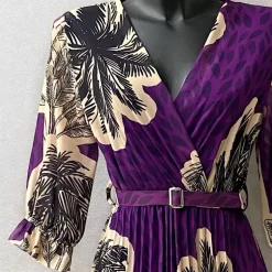 Elle Lisa kuvioitu mekko vyöllä purppura