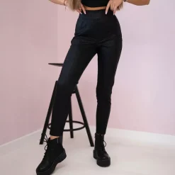 Kesi Pockets kuvioidut housut musta