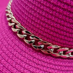 Lierihattu kullanvärisellä ketjulla fuksia