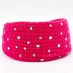 Neulepanta hopeanvärisillä niiteillä fuksia