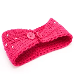 Neulepanta hopeanvärisillä niiteillä fuksia