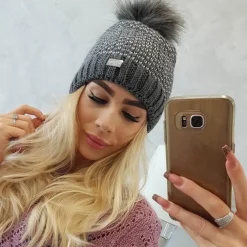 Neulepipo tummanharmaa