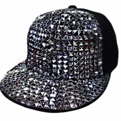 Snap-back lippahattu kartioniiteillä