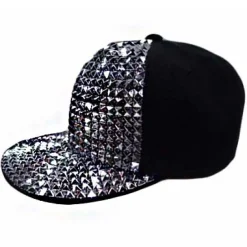 Snap-back lippahattu kartioniiteillä