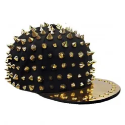 Snap-back lippahattu niiteillä